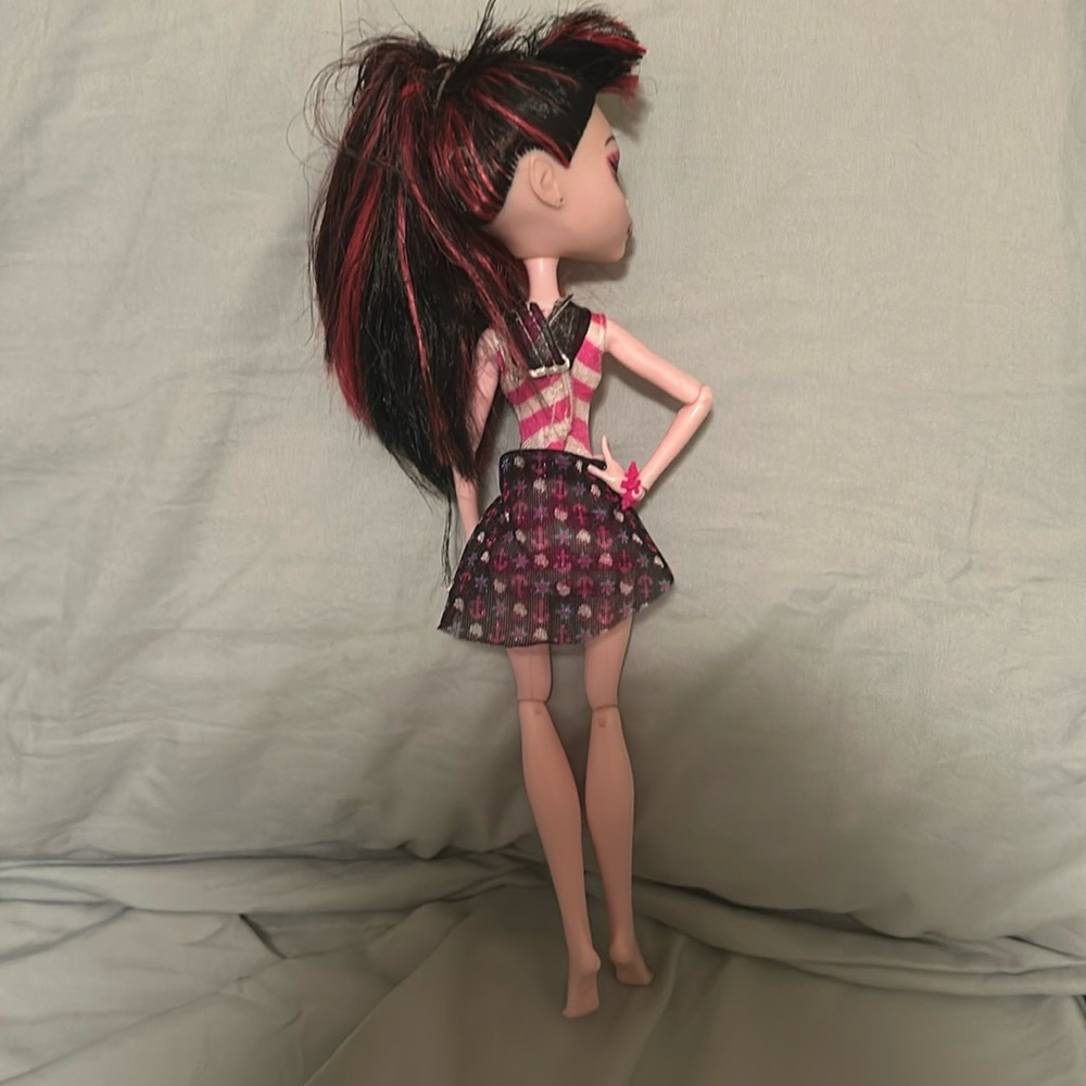 Draculaura Skull Shores Doll G1 - Picture 2 of 3